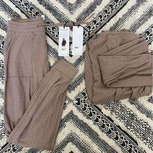 Alo Yoga Soho pullover and sweats. Taupe.